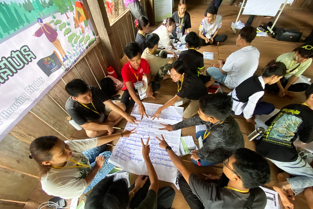 Group discussion activity on the topic business and human rights and adequate housing rights.