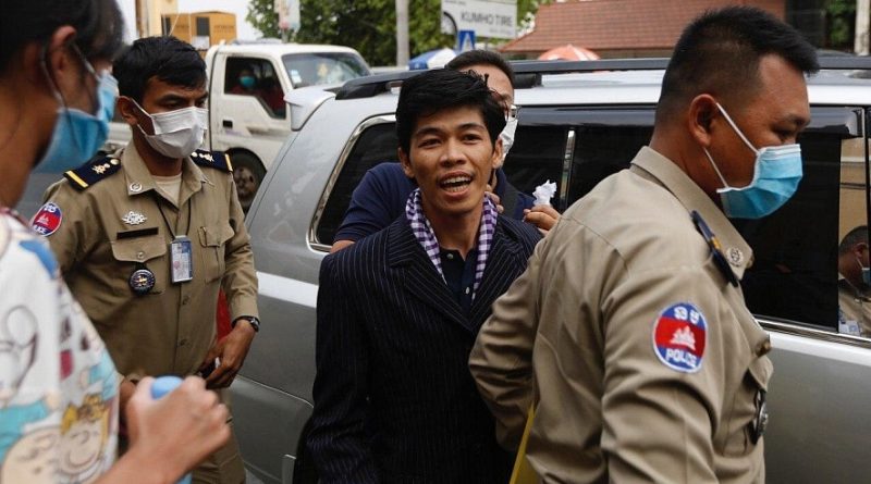 Sovann Rithy arrives at the Phnom Penh Municipal Court escorted by police in April 2020. Photo courtesy of CamboJA.